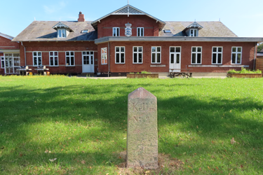Die Jugendhochschule in Ribe begann als Nachschule für junge, dänisch gesinnte Südjuden. Der Grenzstein Nr. 2 steht im Garten. Ursprünglich stand es in Sprækbro und am Grenzgraben südlich von Vester Vedsted und markierte die Grenze von 1864 bis 1920..